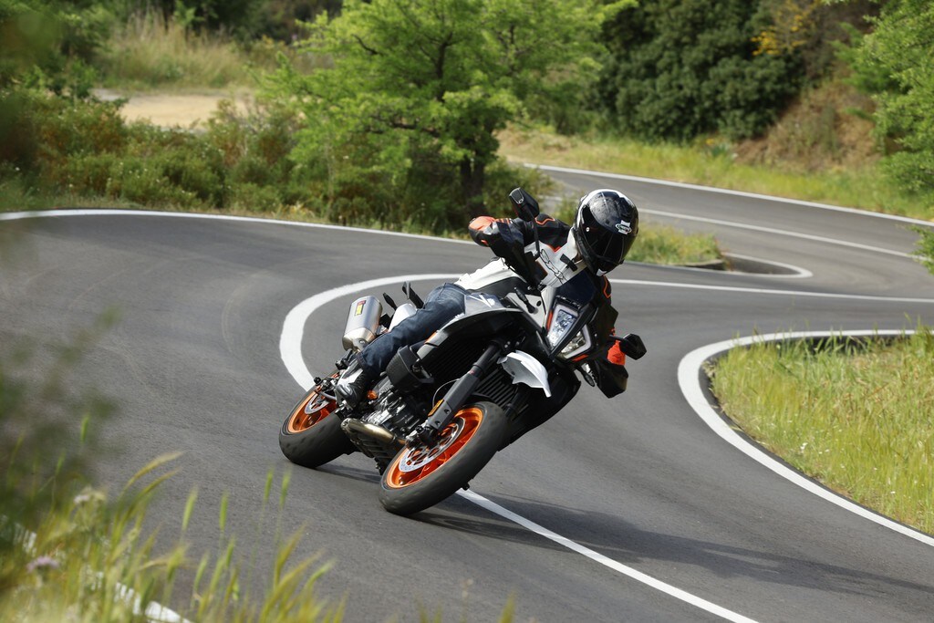 KTM 890 SMT, la prova: una nuova moto da teppisti in città!